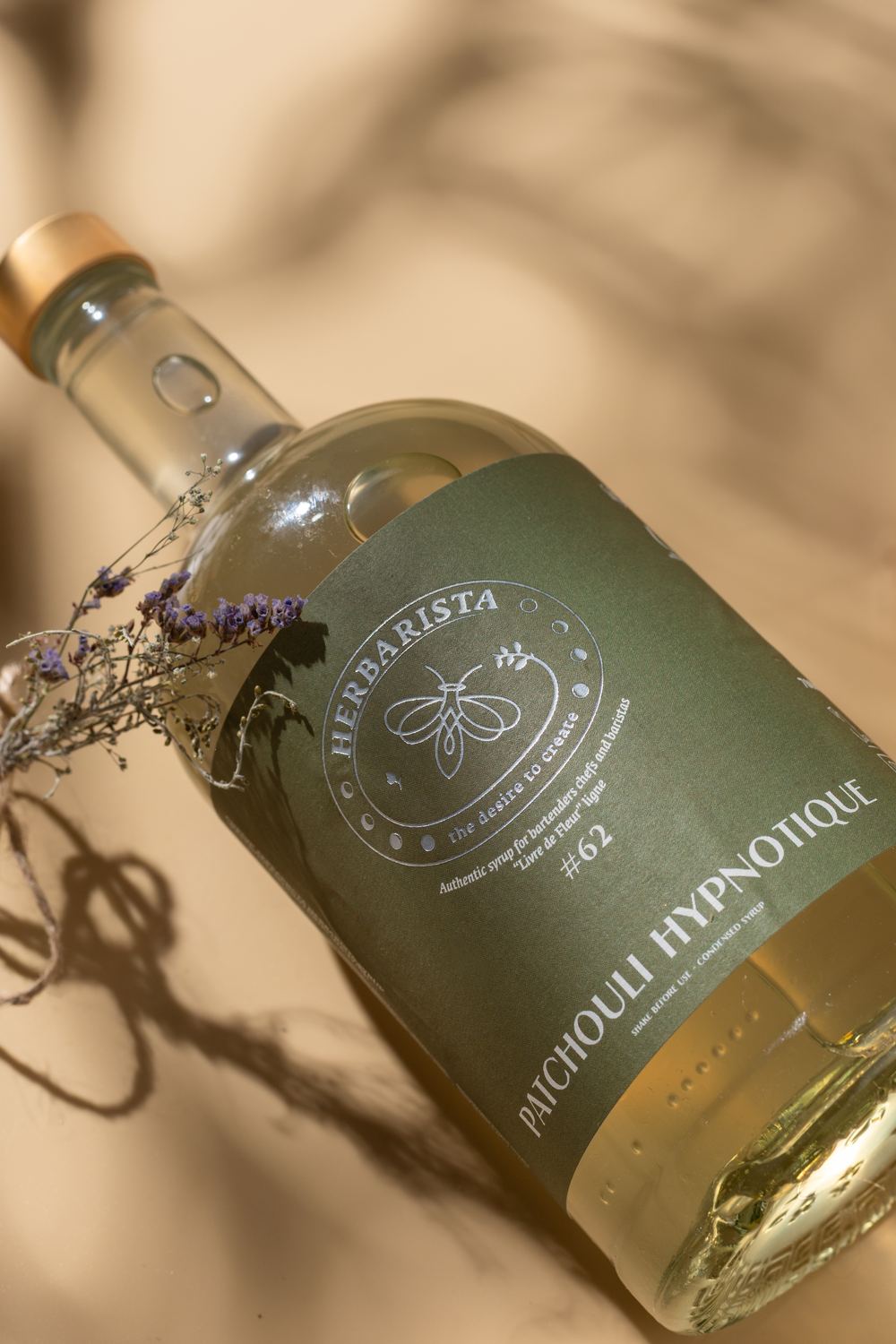 Бутылка Patchouli Hypnotique в дневном свете